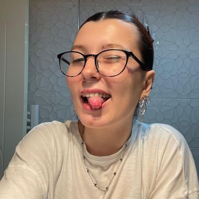 azovesaire's profile picture. adü