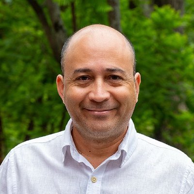Agente inmobiliario en ReMax Lifestyle. El buscador de tu propiedad soñada. Ah, también le pego a la artisteada.