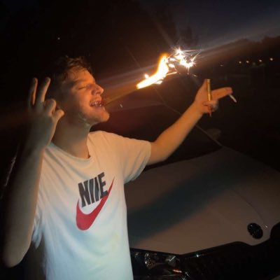 28 // des tweets t’as peur mon copain ; souvent au guichet de la gare