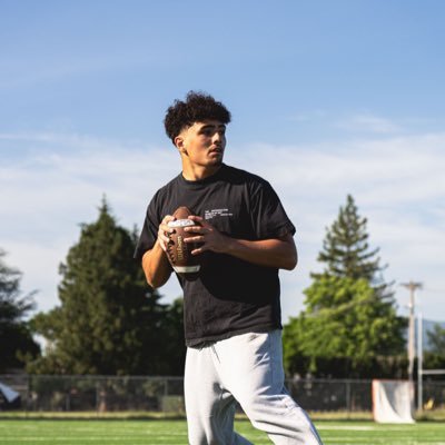 QB @sheldonirishfb 6’0” 195lbs. C/O 2026 ☘️