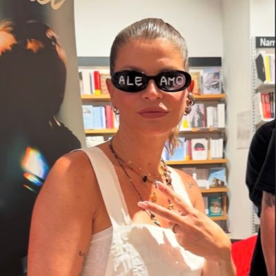 C’è una città dove tu non esisti, ti vedo là con gli occhi sempre zitti dove sono io poi non io cambio col sole, esco ma sbaglio persone☀️ @AmorosoOF vita mia🤍