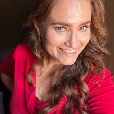 DeFeña de nacimiento, duranguense por convicción, Locutora en @VidaRomanticaDG 104.5 FM, periodista cultural, ex Presidenta @AMMPEDurango