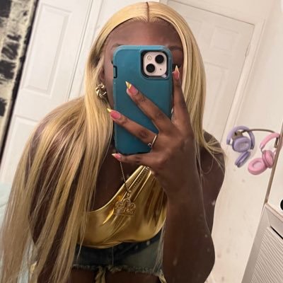 reignjaniee's profile picture. the queen.
