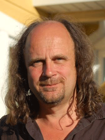 Ph.D. sciences de l'éducation, homme de théâtre, MSc en Sciences économiques