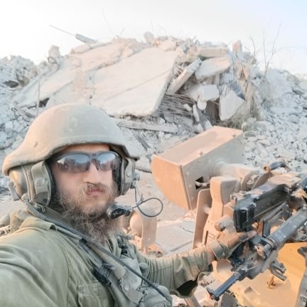 אב לארבעה, משפטן בשירות הציבורי, סרן במיל', חסיד חב''ד. לא בסדר הזה.