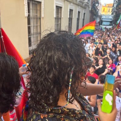 Era una romántica incurable, era intransigente, cínica y, dicho con un eufemismo, una ingenua.