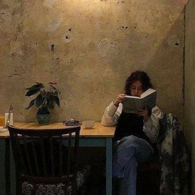 _ItsMofa_'s profile picture. علاقه‌مند به کلمات، کوهستان، دویدن و دایناسورها.