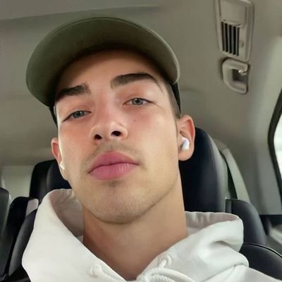 I'm a Spanish actor and singer known for the role as Patrick Blanco Commerford in the Netflix series Elite