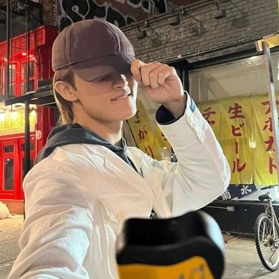 roslynmcocean's profile picture. my life is in pieces but you could always put it back together with your fragments - journey mercies, mark lee's first album
