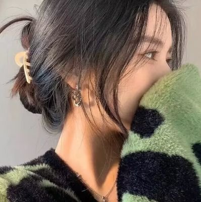 CollinHeat57897's profile picture. 你主動一點我就離你在近一點
大膽一點我們才有故事☺️