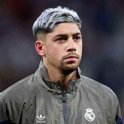 Intentaran desviarte, Intentaran engañarte 
te señalaran y será el precio que debemos pagar
Pero yo  ➡️  Simplemente amo al Real Madrid 🤍