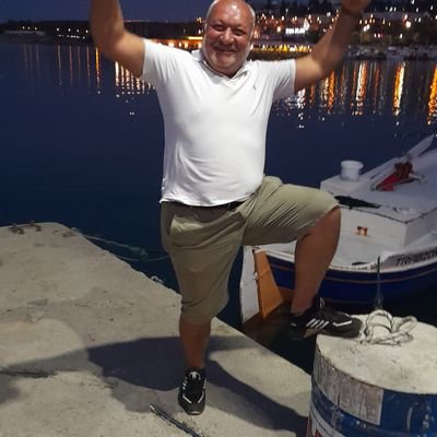 Atatürk'ü sevmiyorsan ,, seni sevmem imkansız.
Ne Mutlu Türküm Diyene