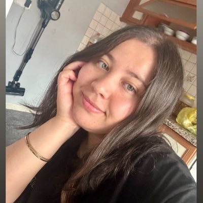 ozlemuguzzz's profile picture. 