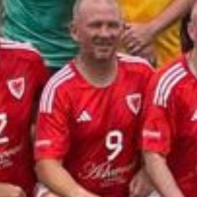 from e port,manager of brymbo fc
play vets footy for llay,Vauxhalls motors and wales 45s!kids are my world and love the blues #efc💙