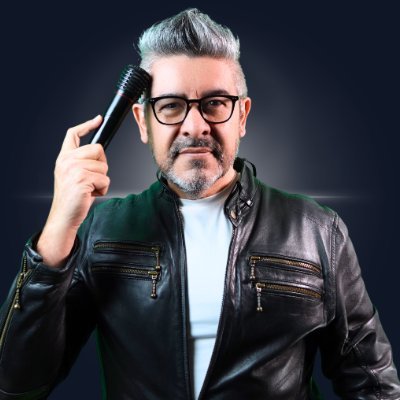 Conferencista y coach de comunicación para hablar en público, frente a la cámara o un micrófono. La persona más influyente es la que sabe contar historias.