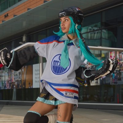 hockeycosplay gamedev idolgirl artist livin in YEG 🏒 1号 ➞ @framboiseyeg 🍀 art ➞ @Roguskley 🐶🌈 ∞ ☆ business: roguskley@gmail.com 💌 links in linktree!