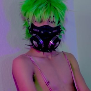 22 year old addicted to fists and big toys, all content available below ⬇️ (they/them)