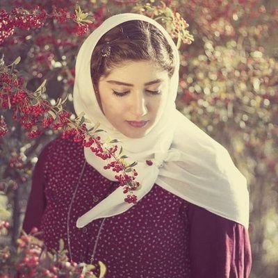 (#منتقد)
«خاورمیانه منم
برای به خاک سپردن جنازه ام
به گورستانی بزرگ محتاجم
که شرقش
به تاریخ تعصب می رسد
و غربش
به جغرافیای جهل...»
#عرفان_نظرآهاری