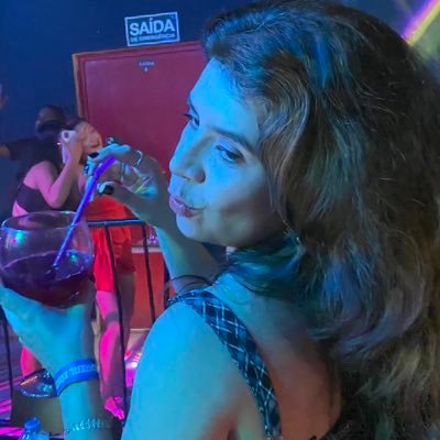 isateses's profile picture. vivendo no meio do mundo (ela/dela)