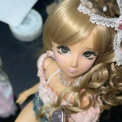 dollfacedfishy's profile picture. Too awkward to be a sweetheart 🪽 priv: @angiesvip