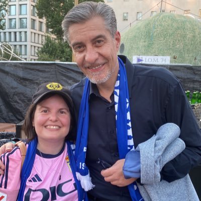 Accionista y socia del Real Oviedo,@PAzulmadrid, de sangre 🩸 y corazón a la izquierda ,Dulce,cariñosa, atenta ,gatuna ,TIs y cajera de hipermercado