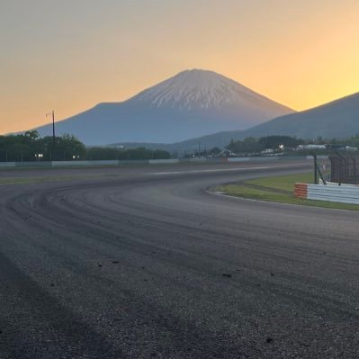 モータースポーツ好き。政治関連発言も有。角田裕毅、山本尚貴、牧野任祐、岩佐歩夢、グッドスマイルレーシングを中心に応援。