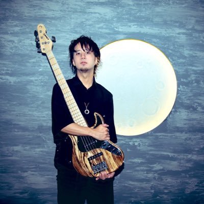ベース弾きで歌うたい。4弦 5弦 アップライト。山口出身。酒 、月 、ライブ 、ランニングが好き。#足利 #ESP
