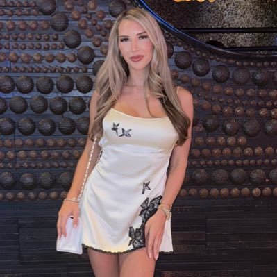 ItMeAlliee's profile picture. swingin through life with my left titty out