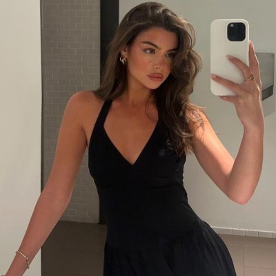 paulinab10's profile picture. 