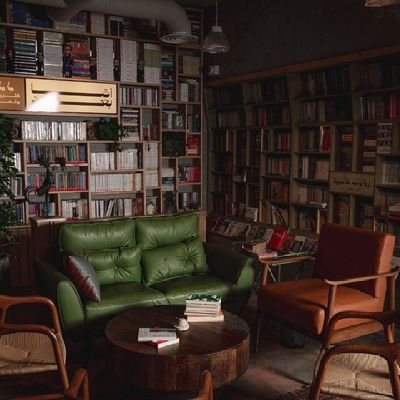 إحفظ كرامتك ولا تكن ثقيلاً علي أحد فمن يريدك يبحث عنك حتى بالزحام، ومن لا يريدك لن يراك ولو كنت أمامه. عش حياً كريماً بذاتك.