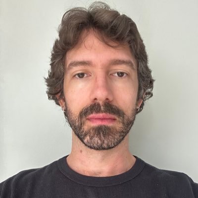 certo ar sofrido de mulher com mais de 30 anos que já passou por muitas barras.