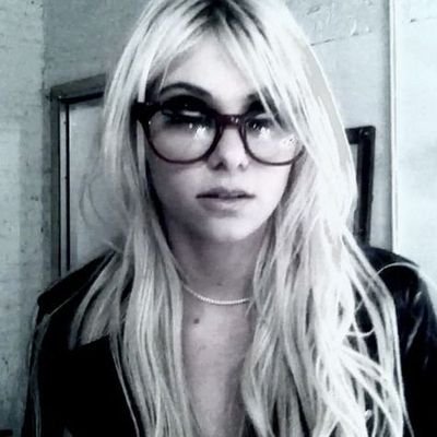 juliaelissabat's profile picture. |-/ ☆ 2003 ☆ 🪐 🦇✨🎐🏛🌌