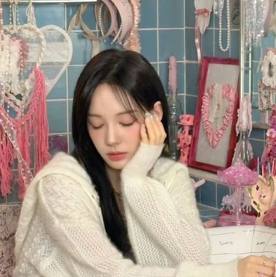 shuhuaest's profile picture. namanya juga hidup, kalo gak waras ya tewas.