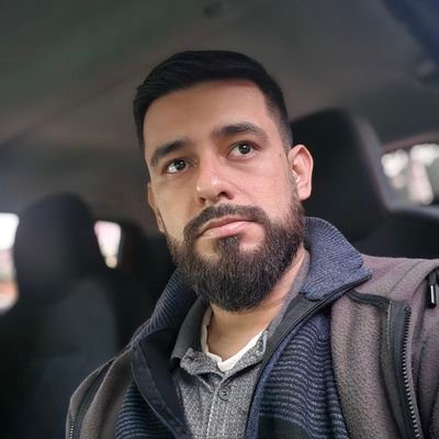 En cada red social soy alguien distinto en este soy muy futbolero. Cerrista 100%. Rock 1000%.