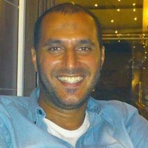 يستهوي الغورقة تأوهه .. و يذيب الصخر تنهده
و يناجي النجم و يتعبه .. و يقيم الليل و يقعده
الحسن حلفت بيوسفه .. و الصورة أنك مفرده