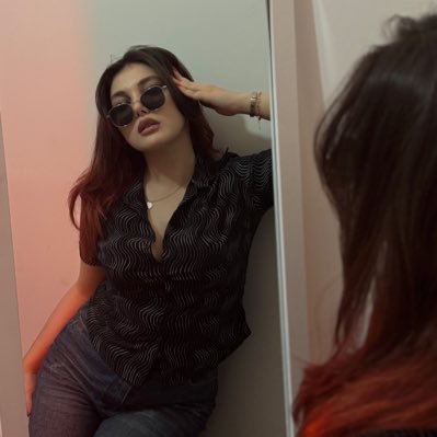 Amore_doloroso's profile picture. بالله که زنده بودن ما شاهکار ماست.