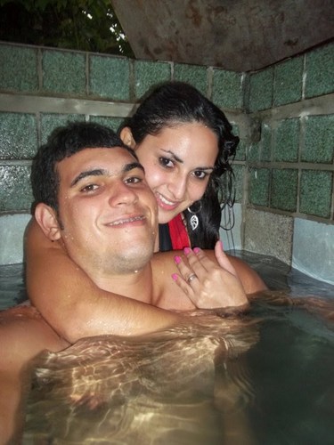 18 anos , casada , estudante de enfermagem , adoro sair com amiigos e adoro ainda mais curti uma boa festa e amo minha familia!