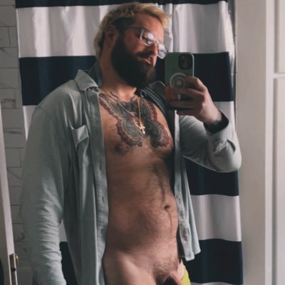 31 yo bttm vers plant 🪴 dad // here to share and look at handsome men // nsfw 18+