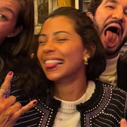 sofyadzz's profile picture. monitorado pela mãedenizia e pela mãerolana 
ades voice : “oi, sofy! ó, obrigada por tudo que você faz por mim, beijo!” carols : “obrigada ❤️”