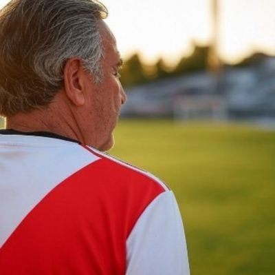 Economía en la cabeza, River en el corazón. La inflación se analiza, los goles se gritan.