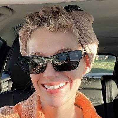 I am from, Sioux Falls, South Dakota, I'm a professional actress, a model artist and an entrepreneur. I am a single mom, I have a big heart I love helping kids.