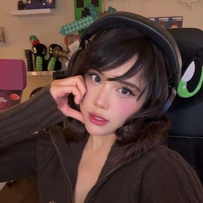 Known online as ImJustKlara. A streamer, skateboarder, anime fan, pokemon nerd. | parody of @neekolul