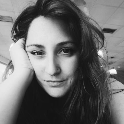 Jodida pero contenta.
Soy la reina de los lagartos.
Mira mamá, que vuelvo a hablar de libros.
Hartista (me dedico a hartar gente).
Mis padres son hijos únicos.