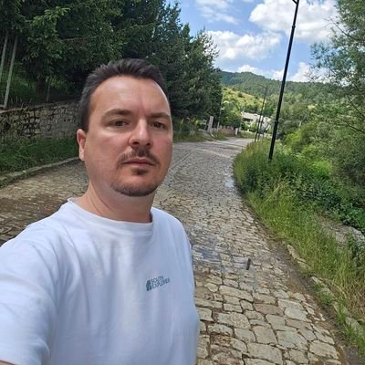 Indrit_Vokshi's profile picture. Me njollë në biografi.