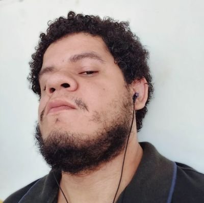 Poeta | Maranhense
| Autor de 6 livros de poesia
| Vendedor de livros
| Aspirante a solidão
| Aspirante a solitário