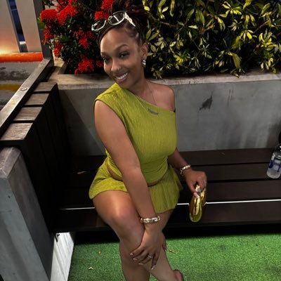 i talk shit about niggas alot | capricorn ♑️🧚🏾♀️ IG: jakazahhh | 23 ✨🥂