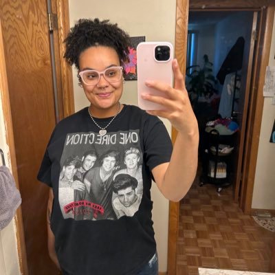 loljournei's profile picture. i yap on here about machine gun kelly and Louis Tomlinson while getting a masters degree xx