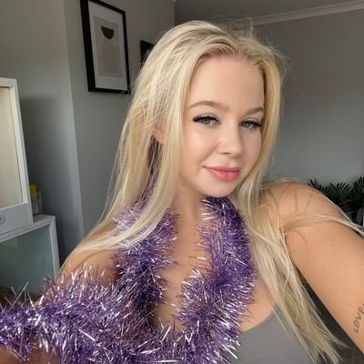 GabriellaH11377's profile picture. DM 📩 me and let's get to know each other better,I am so curious about what's in your mind right now 😈