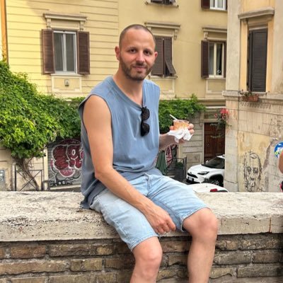 Triste le matin, manipulé l’après-midi.
Photographe et retoucheur