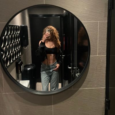 DUTCH FINDOM BADDIE👸🏽| Spoiled. Served. Worshipped✨ |Your wallet is my playground. 💎 | Tribute before speak 🫰🏽| Spoil me or stay invisible. 💸